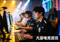 电竞赛事现场，选手专注比赛，九游电竞资讯